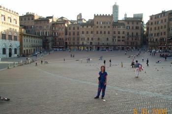 Dorothy in Siena's Central Plaza